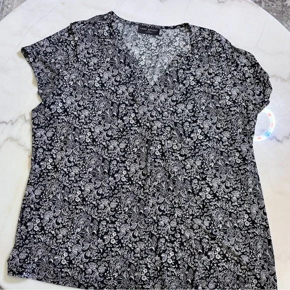 Lane Bryant Black & White Paisley V-Neck Top Size 18/20 - Picture 5 of 7